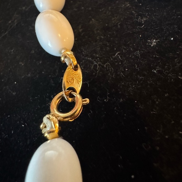 Trifari Vintage White Beaded Graduated Necklace - Picture 4 of 5